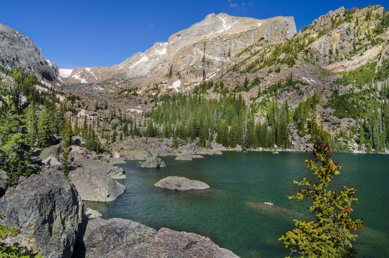 Lake Haiyaha with Hallett Peak behind it