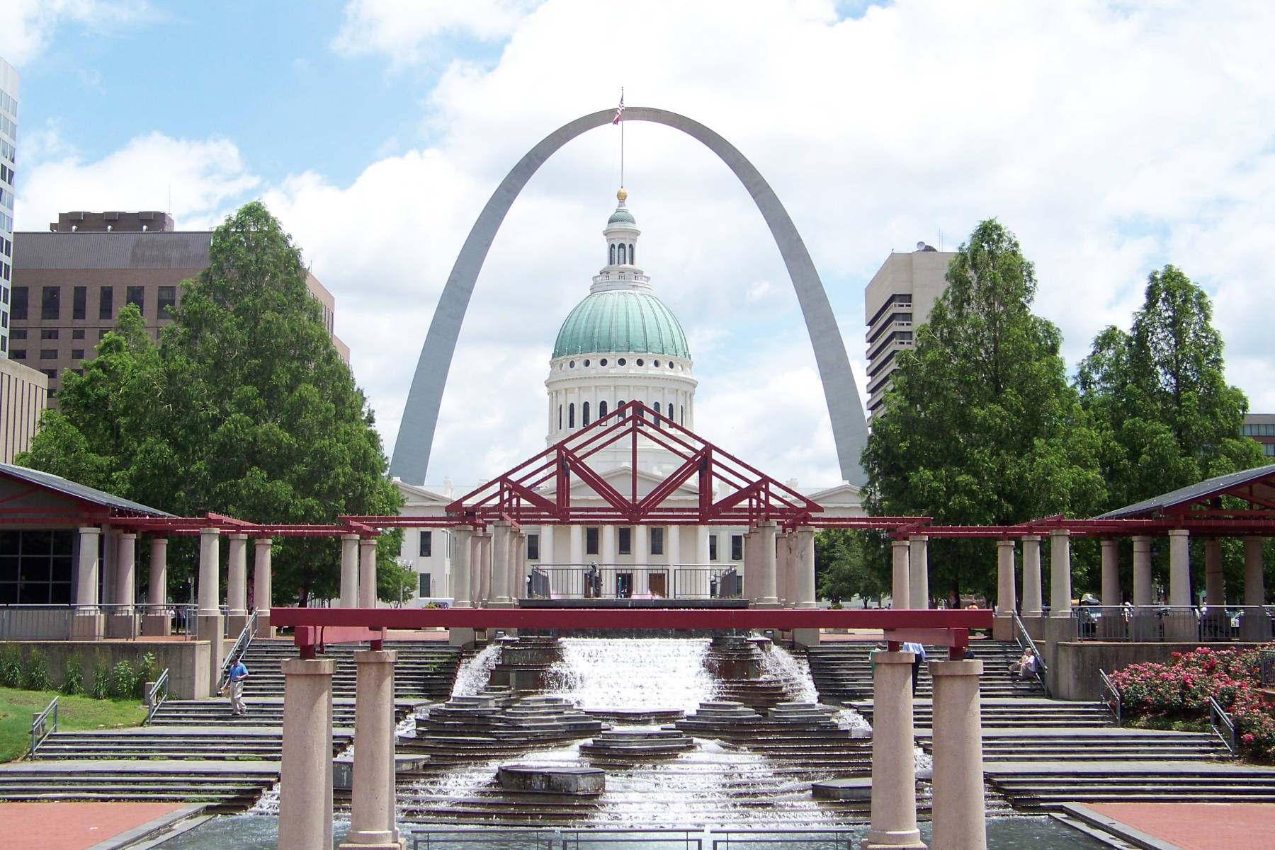 Looking at the St. Louis Arch in Downtown - HelloTrail.com